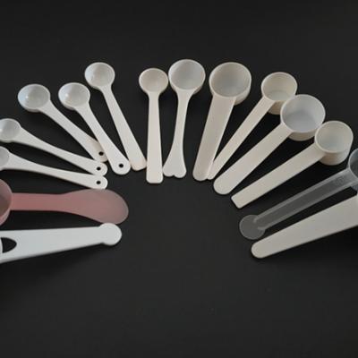 plastic measuring spoons